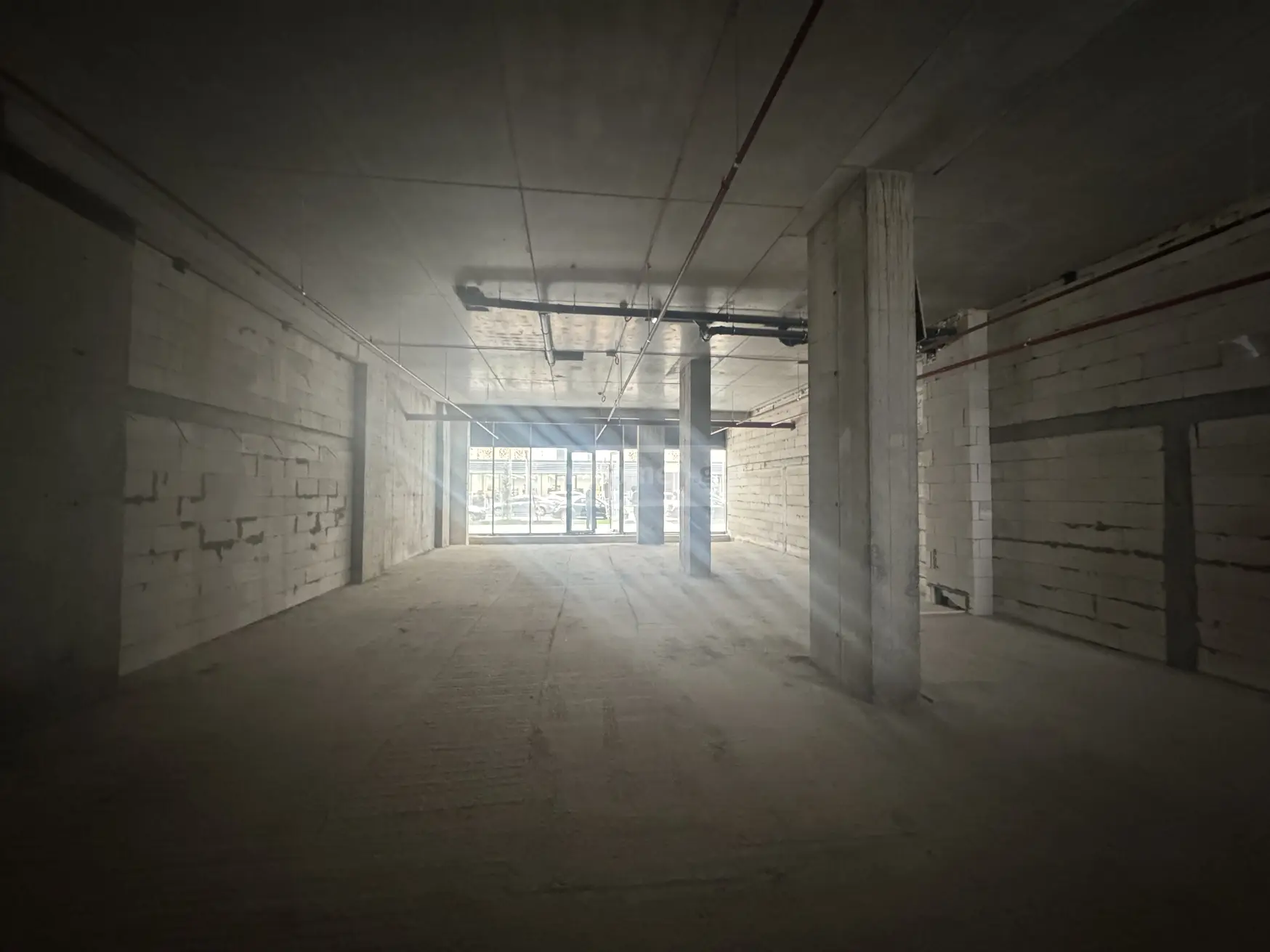  ქირავდება 200 m² ფართობის კომერციული ფართი საბურთალოზე