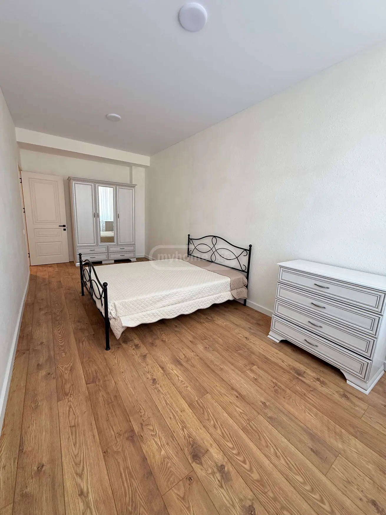  ქირავდება 3 ოთახიანი  ბინა ლისის ტბაზე  ავთო ვარაზის ქუჩა 