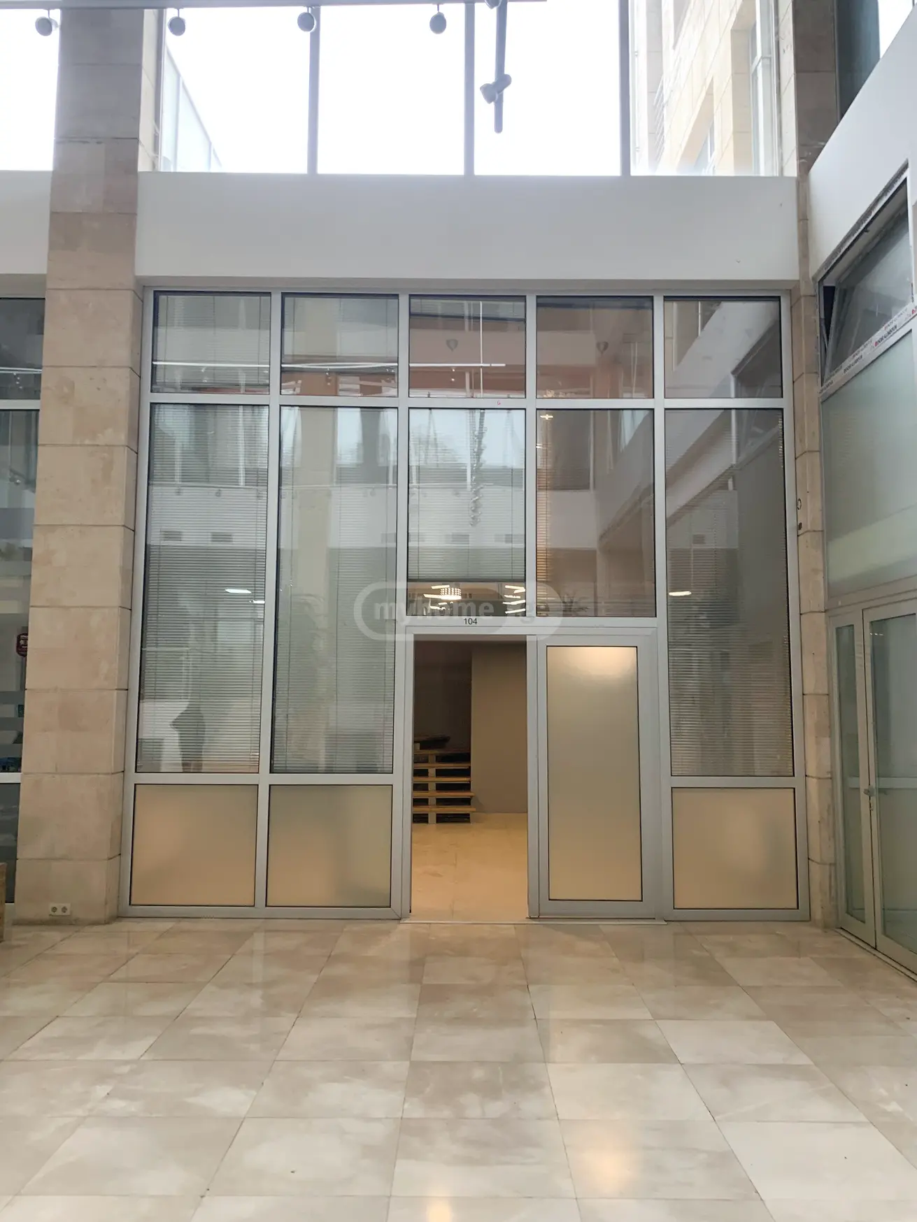  Сдаётся 53 m² площадь Коммерческая площадь на Мтацминда  (Старый Тбилиси)  на ул. Бесики 