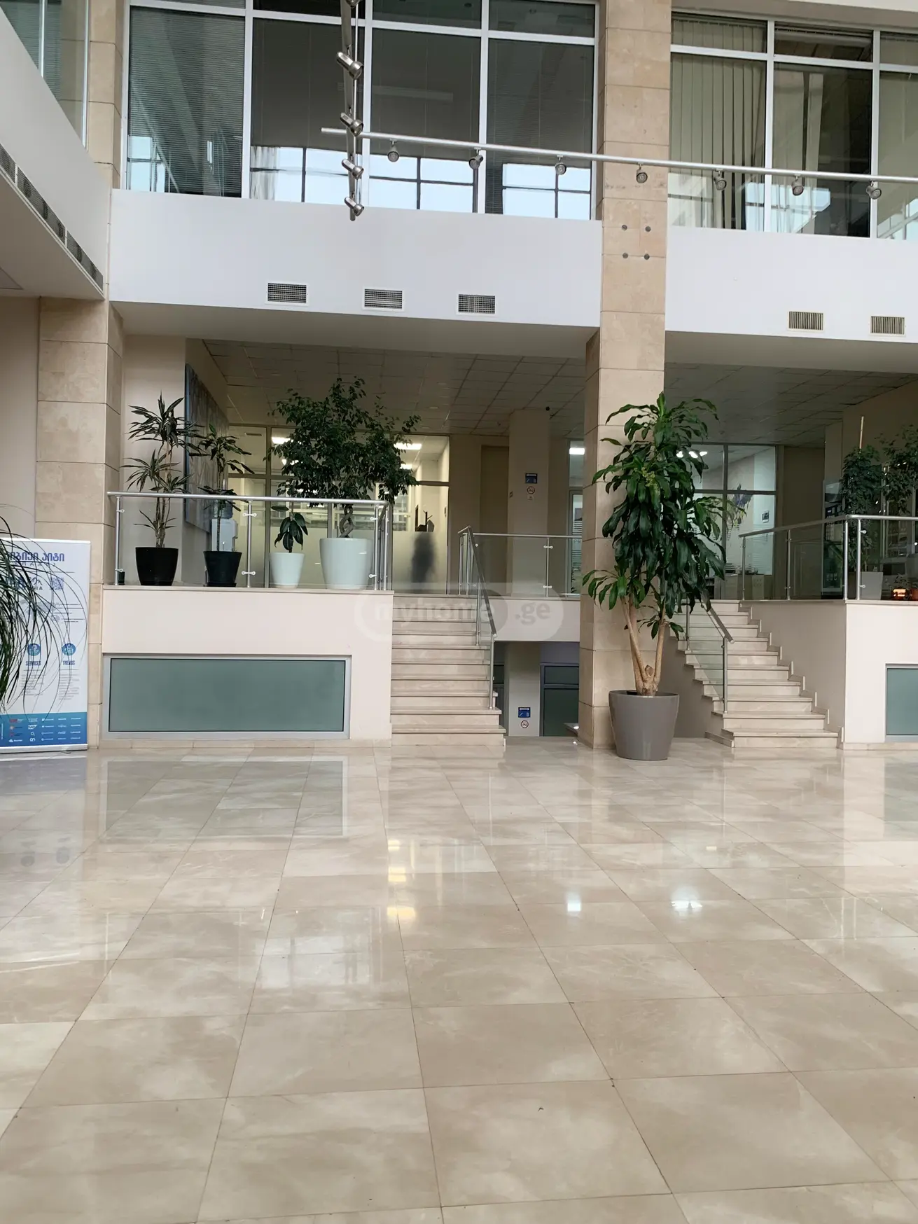  Сдаётся 53 m² площадь Коммерческая площадь на Мтацминда  (Старый Тбилиси)  на ул. Бесики 