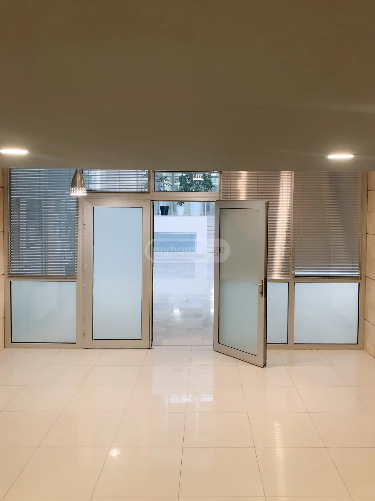  Сдаётся 53 m² площадь Коммерческая площадь на Мтацминда  (Старый Тбилиси)  на ул. Бесики 