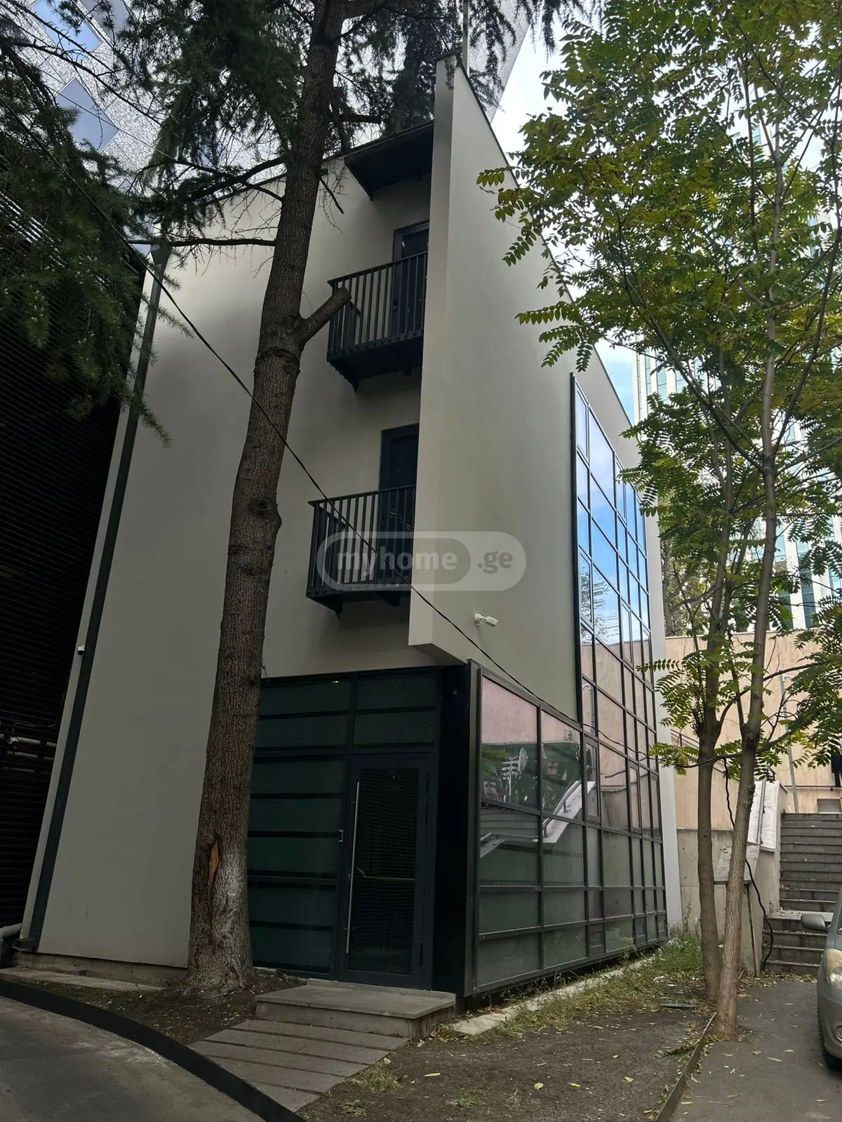  ქირავდება 246 m² ფართობის კომერციული ფართი ვაკეში  ძმები კიკნაველიძეების ქუჩაზე 