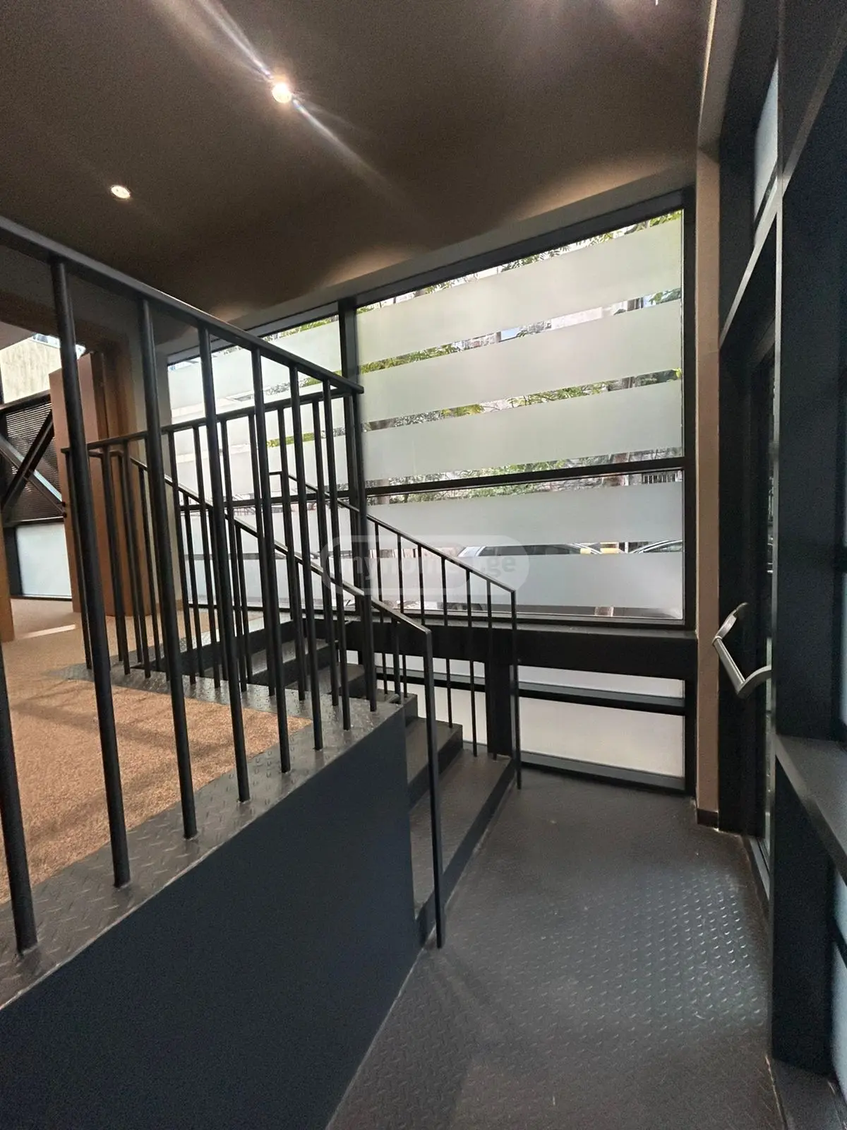  ქირავდება 246 m² ფართობის კომერციული ფართი ვაკეში  ძმები კიკნაველიძეების ქუჩაზე 