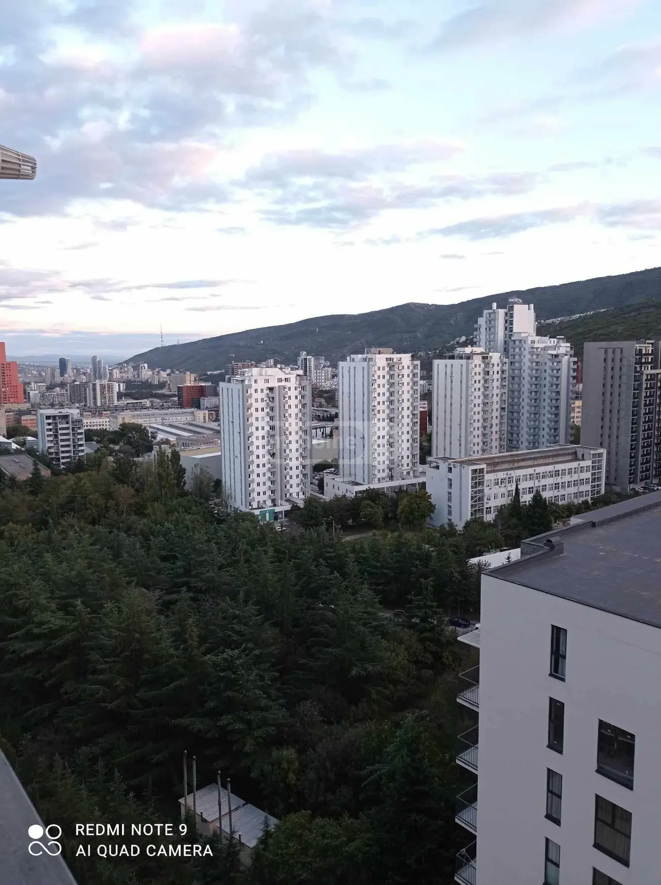  ქირავდება 3 ოთახიანი  ბინა საბურთალოზე  მინდელის ქუჩაზე 