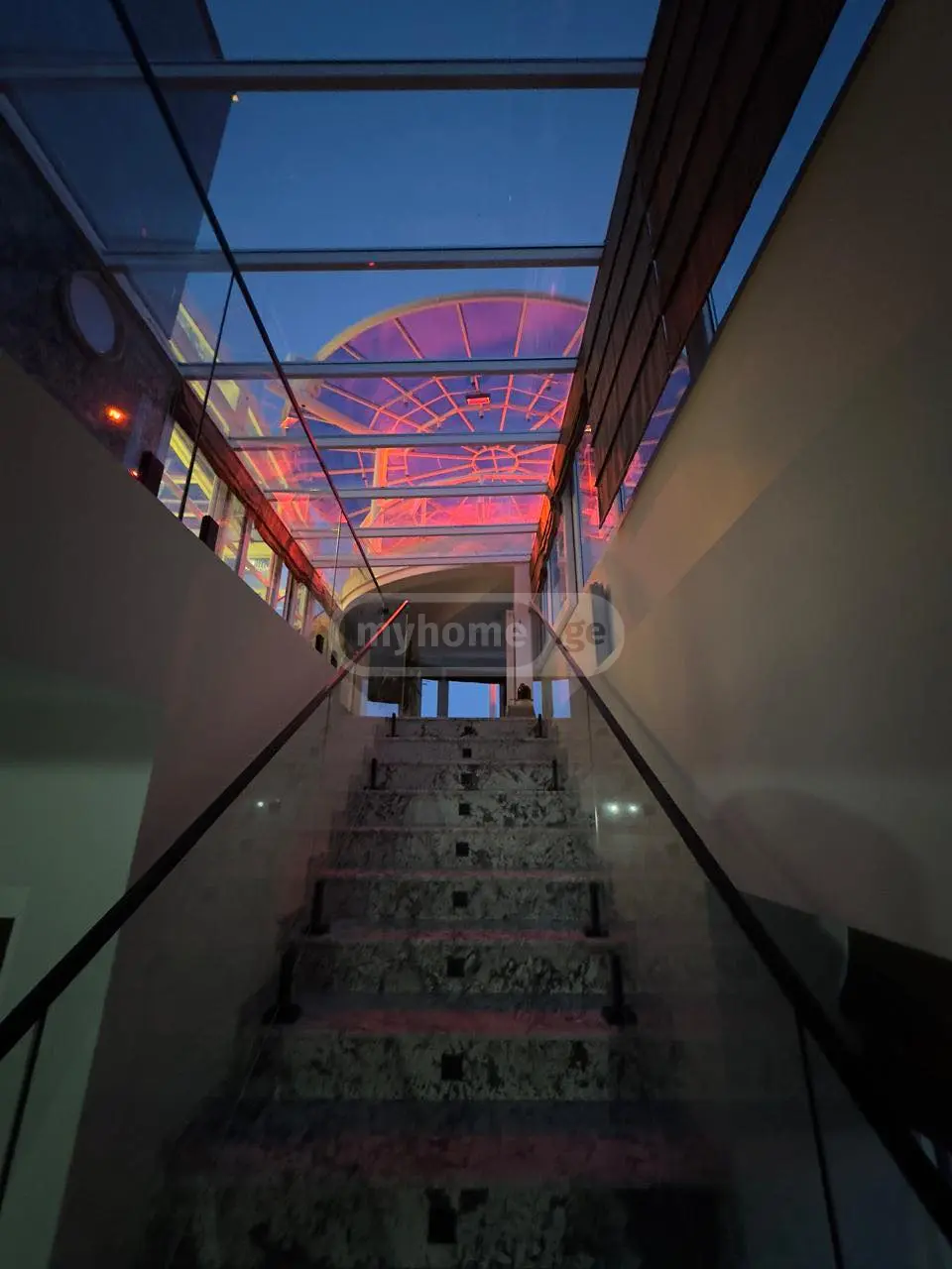  Сдаётся 1000 m² площадь Коммерческая площадь в Ваке  на ул. И.Абашидзе 