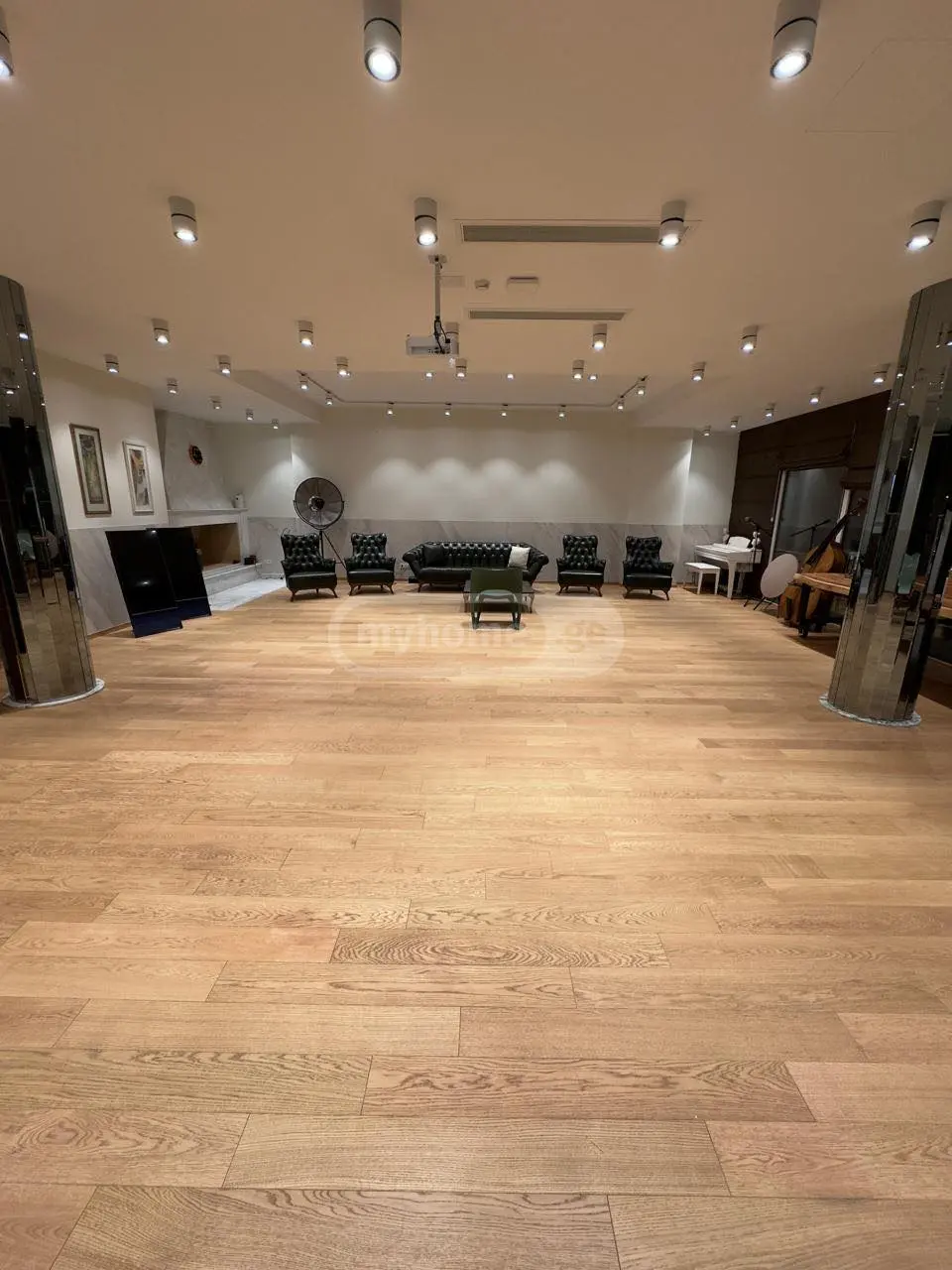  Сдаётся 1000 m² площадь Коммерческая площадь в Ваке  на ул. И.Абашидзе 