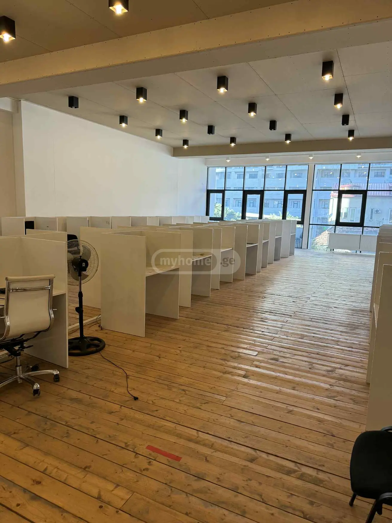  Сдаётся 505 m² площадь Коммерческая площадь в Сабуртало  на ул. Г.Бербуки 