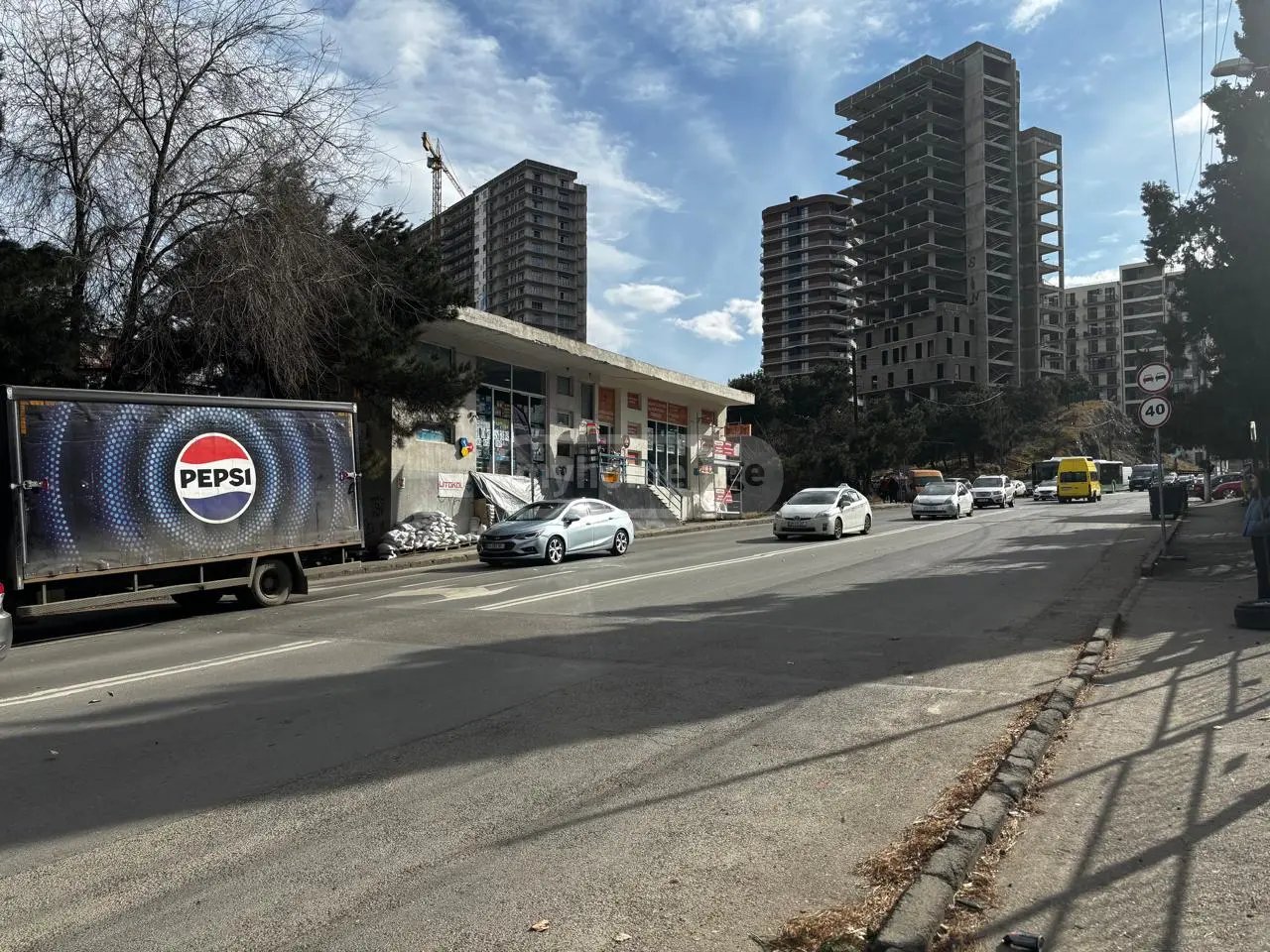  ქირავდება 80 m² ფართობის კომერციული ფართი საბურთალოზე  ვაჟა-ფშაველას გამზირზე 