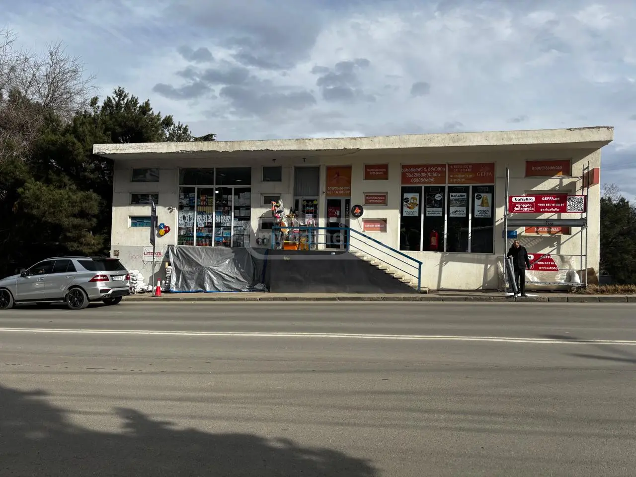  ქირავდება 80 m² ფართობის კომერციული ფართი საბურთალოზე  ვაჟა-ფშაველას გამზირზე 