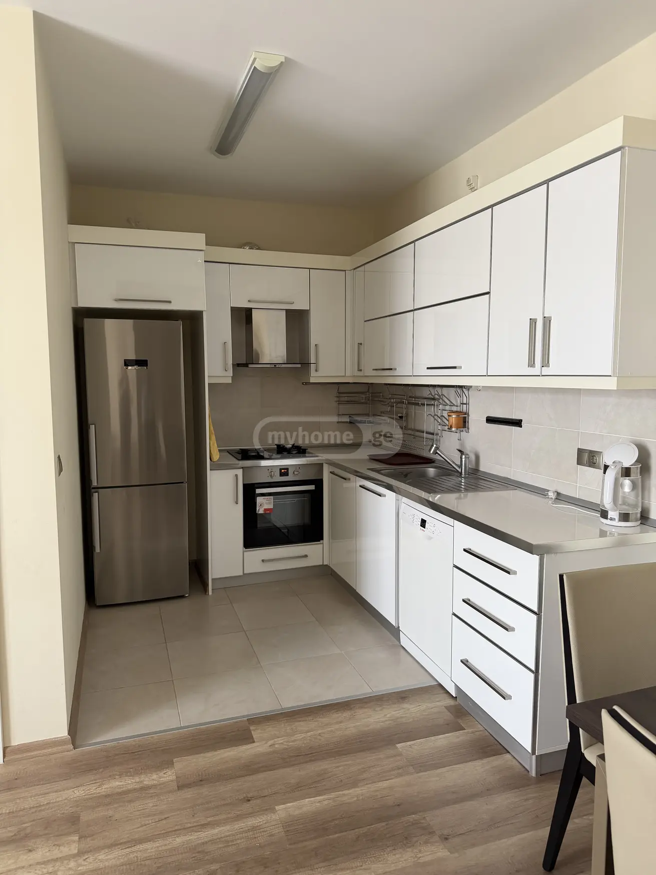  ქირავდება 3 ოთახიანი  ბინა საბურთალოზე  გურამ ფანჯიკიძის ქუჩაზე 