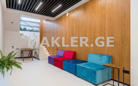  Продается 8 комнатная  Квартира в Ваке  в пов. Церетели 