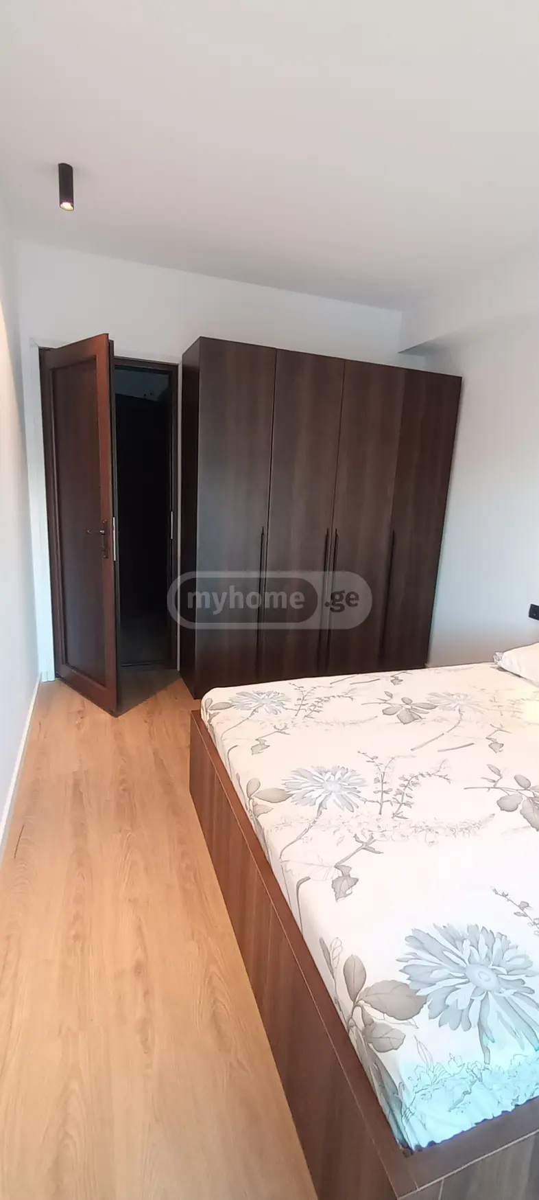  ქირავდება 2 ოთახიანი  ბინა საბურთალოზე  მინდელის ქუჩაზე 