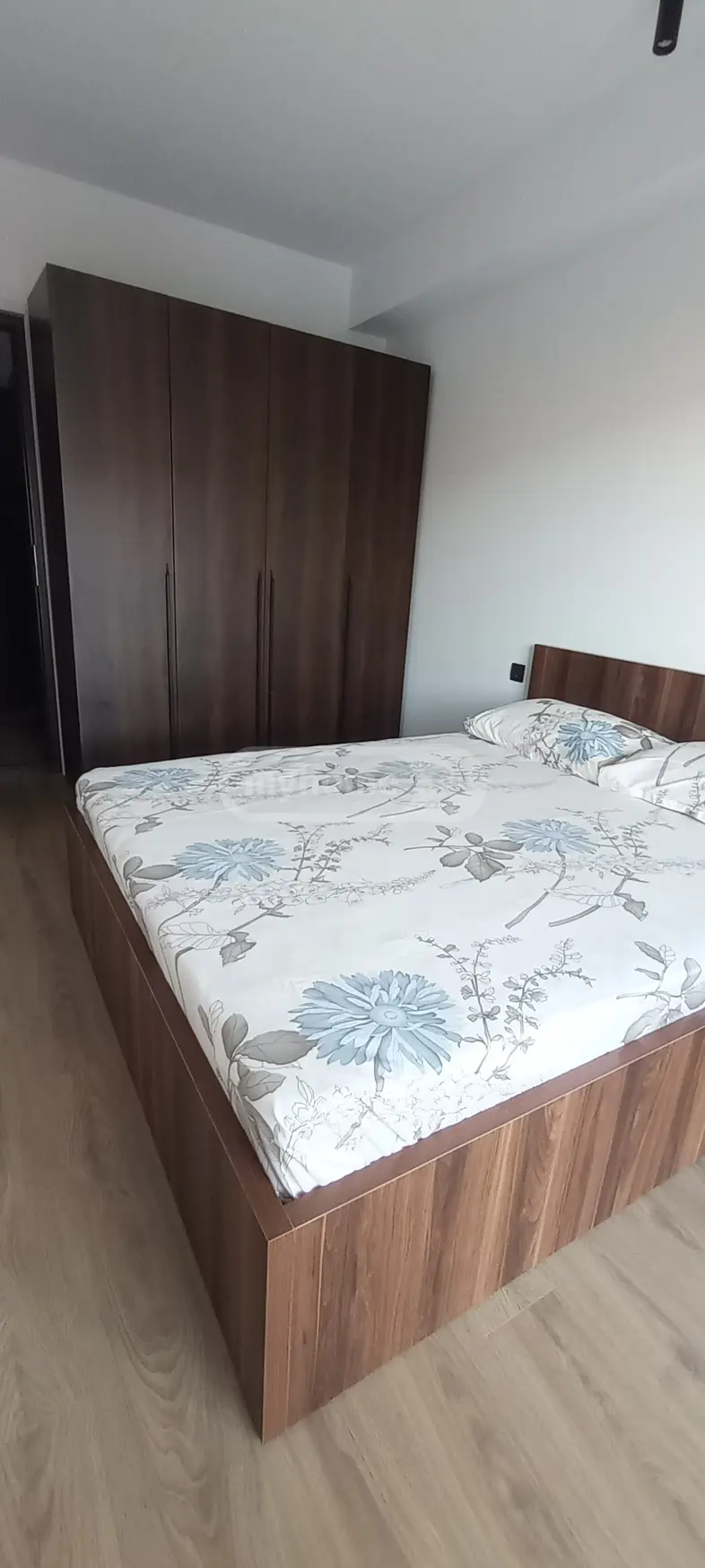  ქირავდება 2 ოთახიანი  ბინა საბურთალოზე  მინდელის ქუჩაზე 