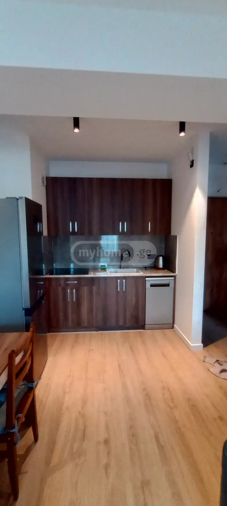  ქირავდება 2 ოთახიანი  ბინა საბურთალოზე  მინდელის ქუჩაზე 