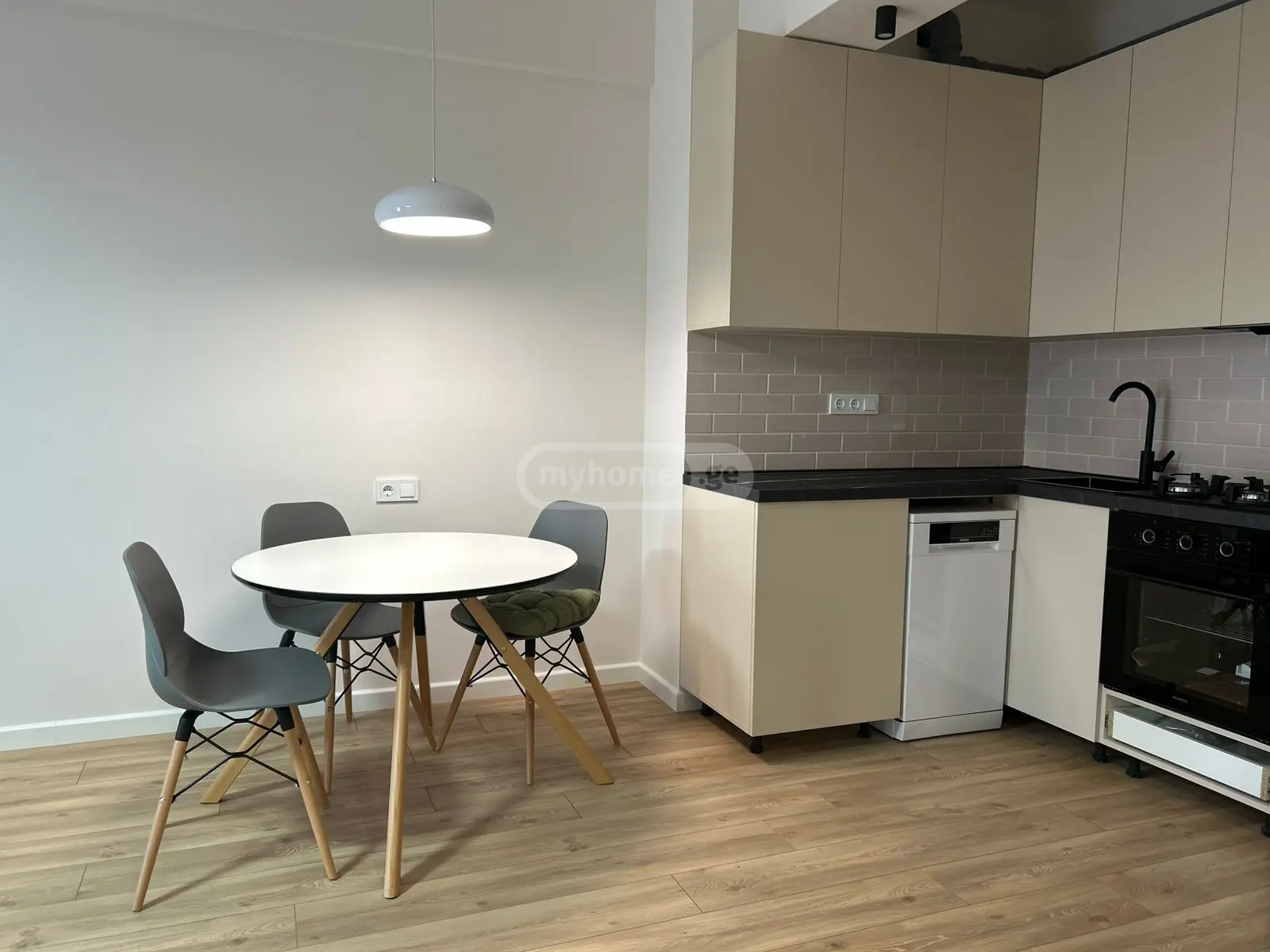  ქირავდება 2 ოთახიანი  ბინა საბურთალოზე  უნივერსიტეტის ქუჩაზე 