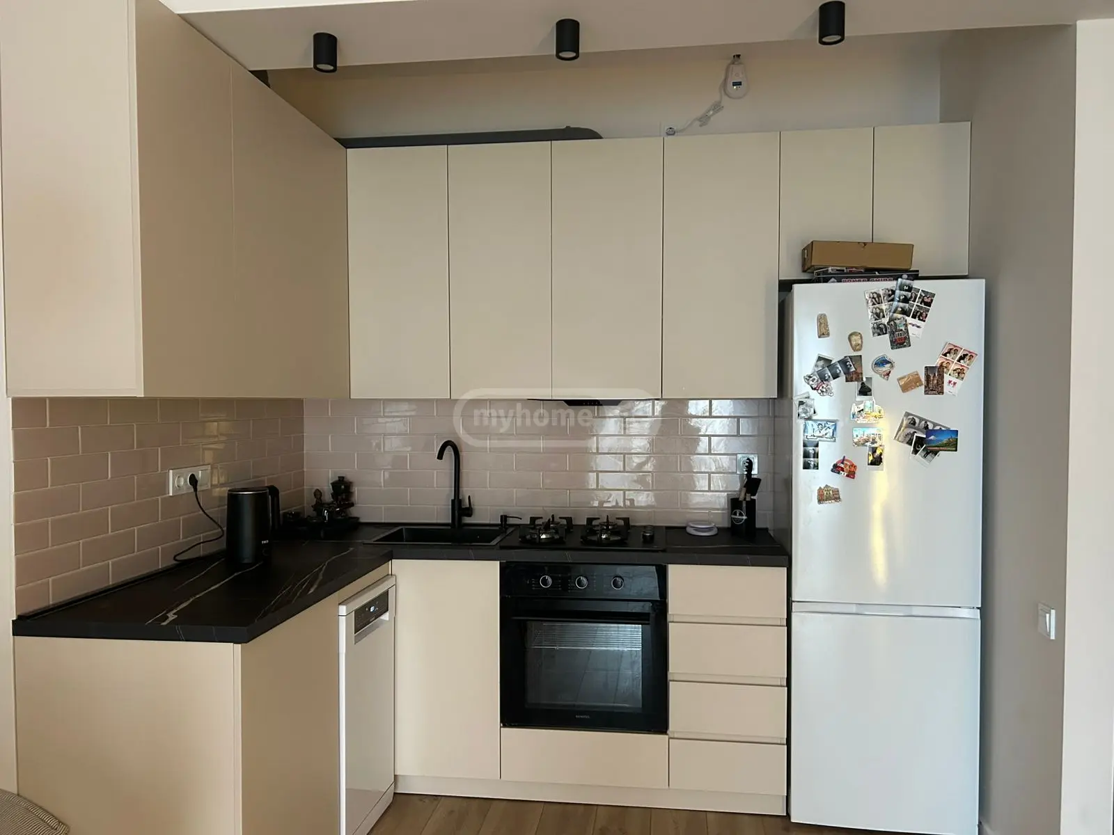  ქირავდება 2 ოთახიანი  ბინა საბურთალოზე  უნივერსიტეტის ქუჩაზე 