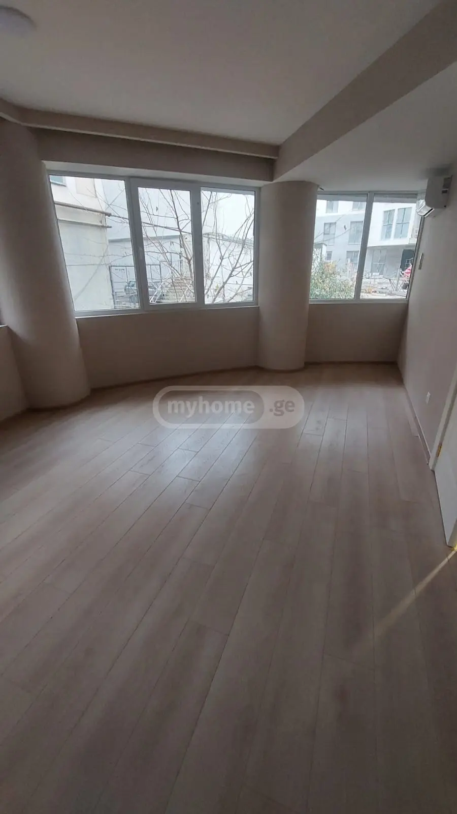  ქირავდება 210 m² ფართობის ოფისი ზაჰესში  თავისუფლების ქუჩაზე 