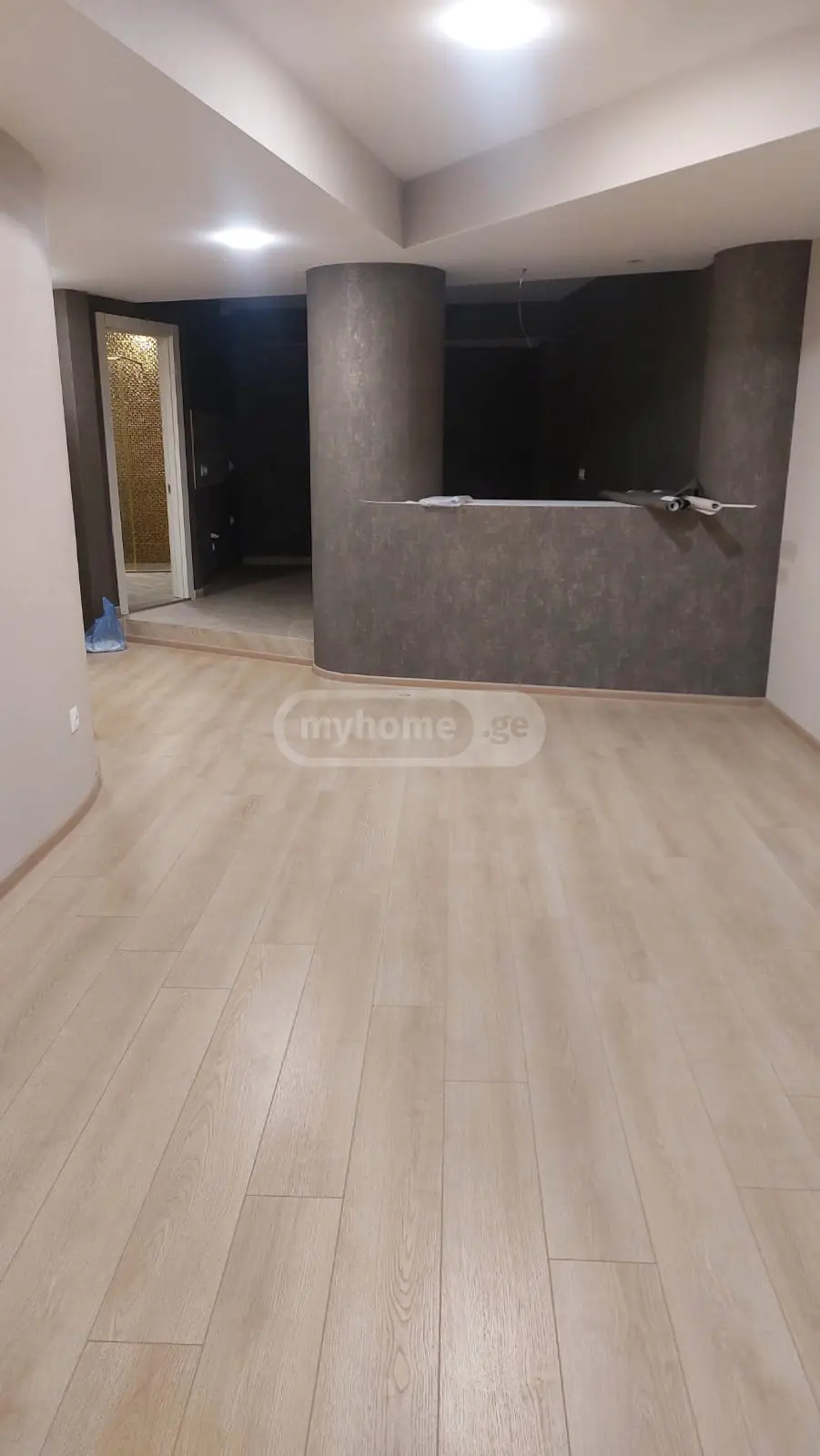  ქირავდება 210 m² ფართობის ოფისი ზაჰესში  თავისუფლების ქუჩაზე 