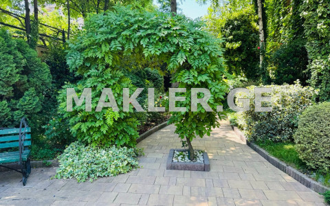  იყიდება 360 m² ფართობის საკუთარი სახლი ისანში