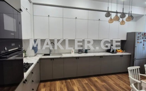  იყიდება 7 ოთახიანი  ბინა საბურთალოზე  სულხან ცინცაძის ქუჩაზე 