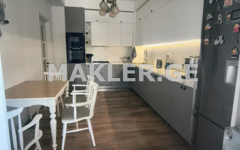  იყიდება 7 ოთახიანი  ბინა საბურთალოზე  სულხან ცინცაძის ქუჩაზე 