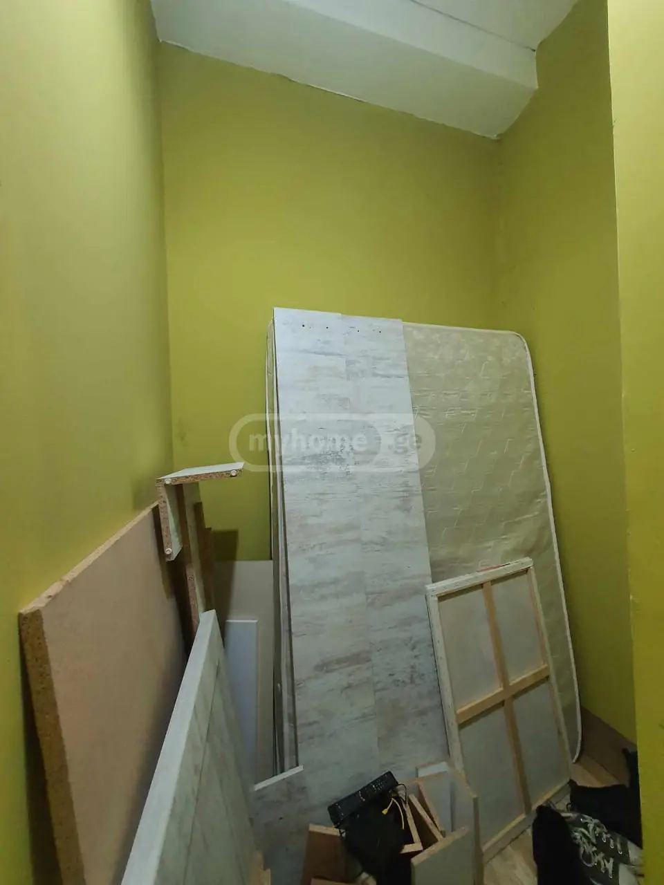  იყიდება 3 ოთახიანი  ბინა მთაწმინდაზე (ძველ თბილისში)  ათონელის ქუჩაზე 