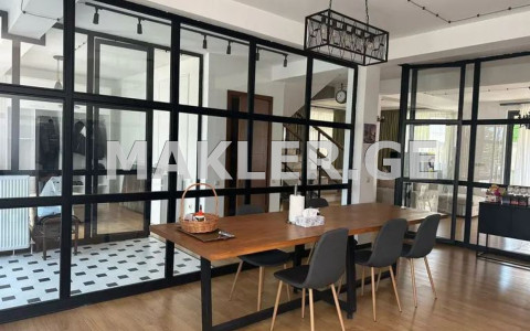  ქირავდება 365 m² ფართობის საკუთარი სახლი მთაწმინდაზე (ძველ თბილისში)  ალ. ჭავჭავაძის II ჩიხში 