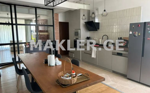  ქირავდება 365 m² ფართობის საკუთარი სახლი მთაწმინდაზე (ძველ თბილისში)  ალ. ჭავჭავაძის II ჩიხში 