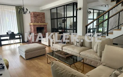  ქირავდება 365 m² ფართობის საკუთარი სახლი მთაწმინდაზე (ძველ თბილისში)  ალ. ჭავჭავაძის II ჩიხში 