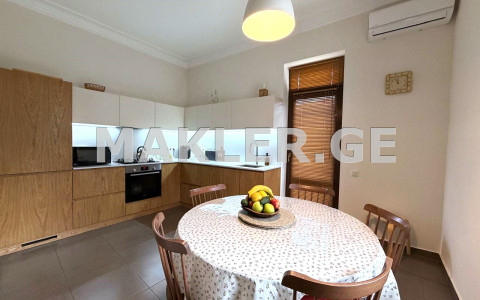  ქირავდება 4 ოთახიანი  ბინა ვაკეში  ა.რაზმაძის ქუჩაზე 