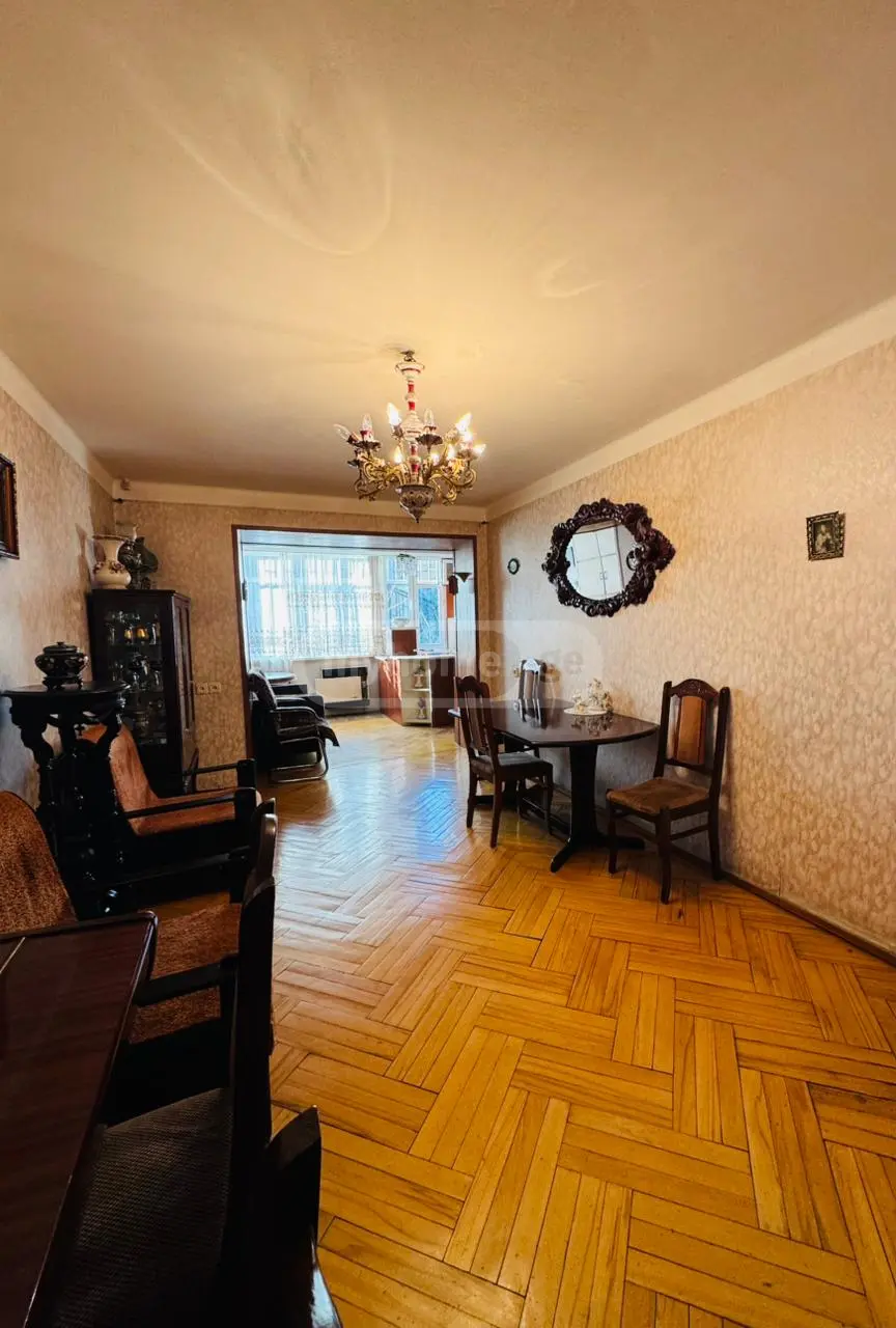  იყიდება 2 ოთახიანი  ბინა საბურთალოზე  ვაჟა-ფშაველას გამზირზე 