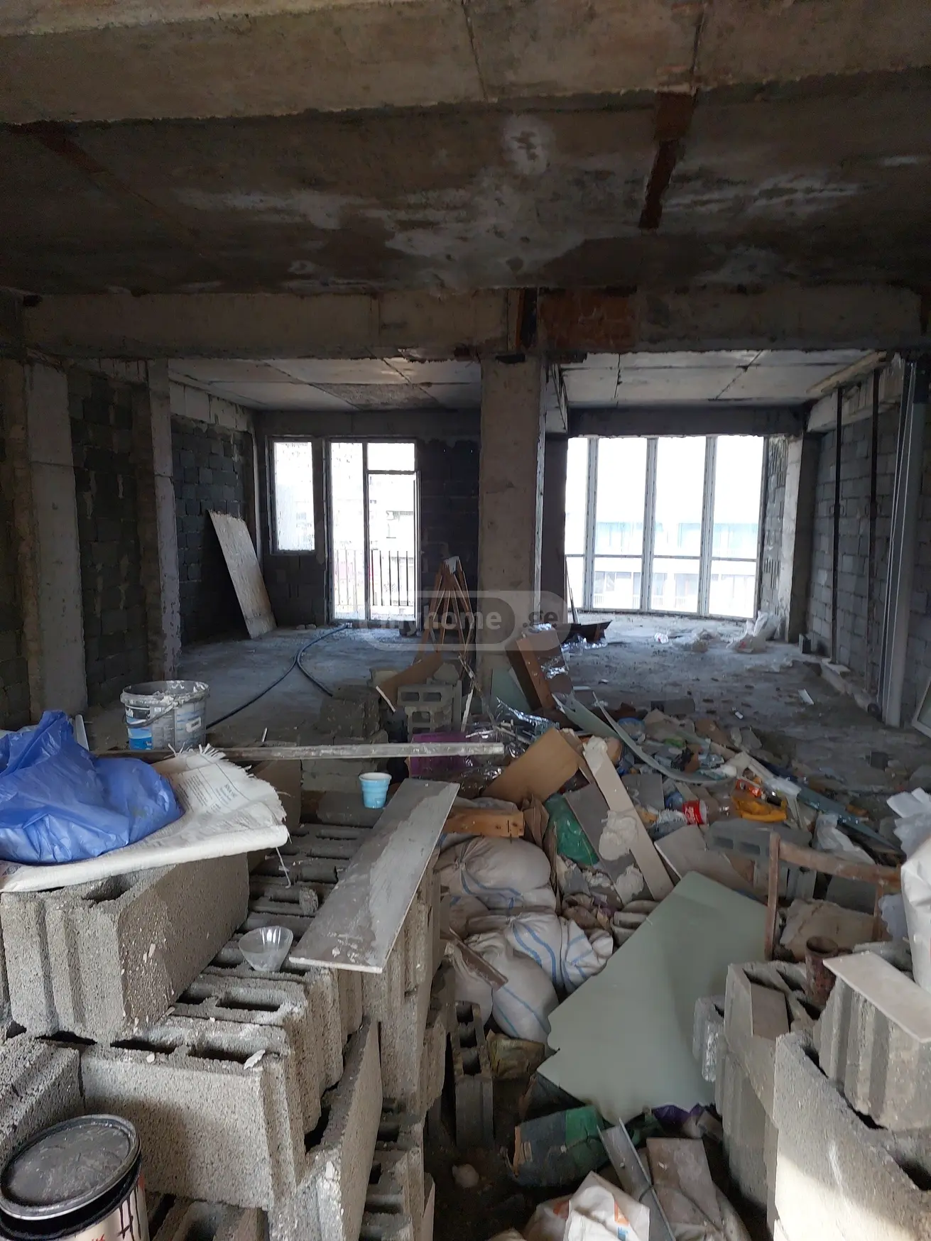  იყიდება 4 ოთახიანი  ბინა საბურთალოზე  საირმის ქუჩაზე 