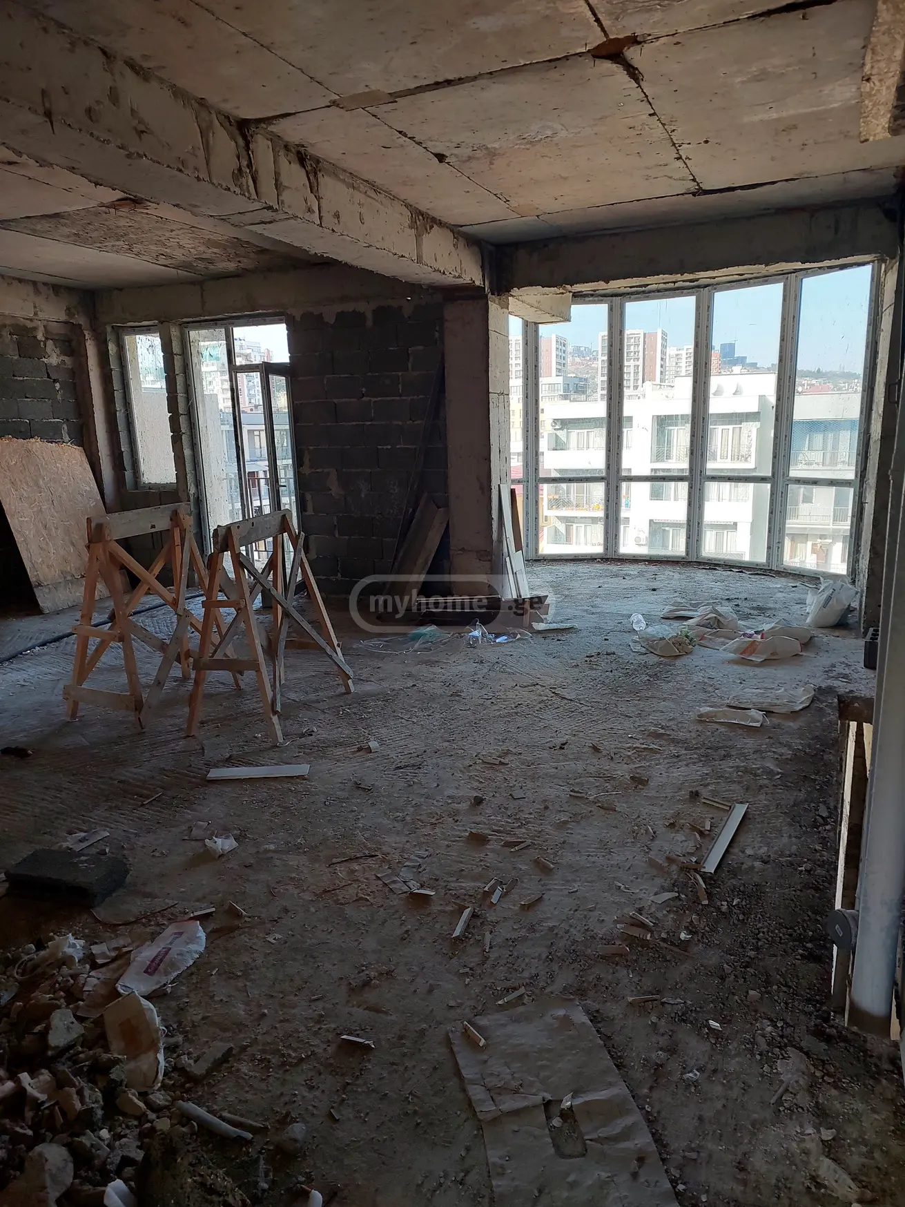  იყიდება 4 ოთახიანი  ბინა საბურთალოზე  საირმის ქუჩაზე 