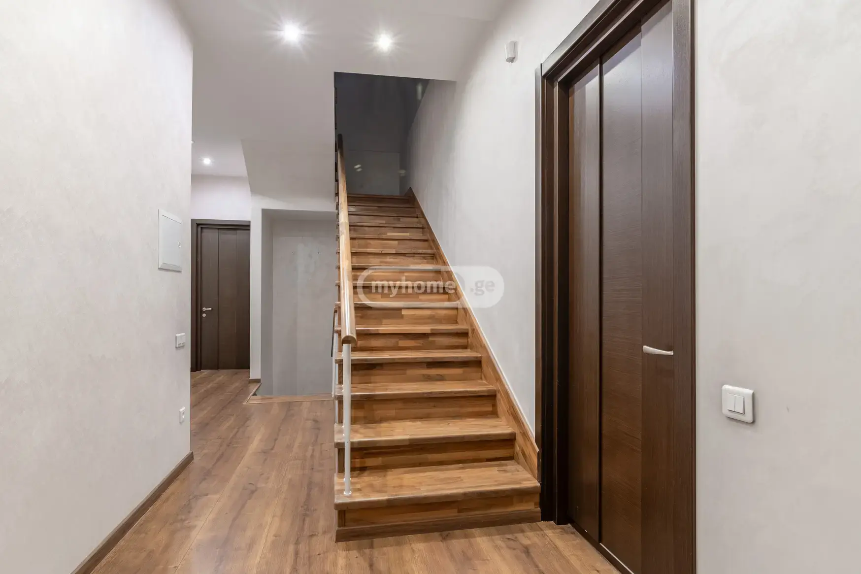  For Sale 8 room  Apartment in Vake dist.