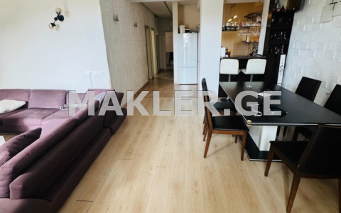  იყიდება 4 ოთახიანი  ბინა ვაკეში