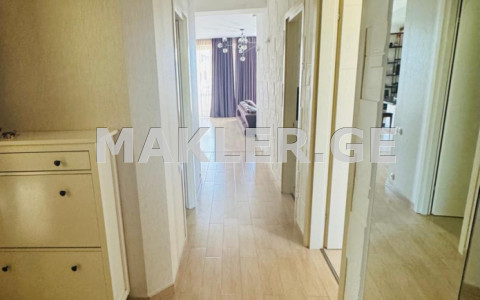  იყიდება 4 ოთახიანი  ბინა ვაკეში