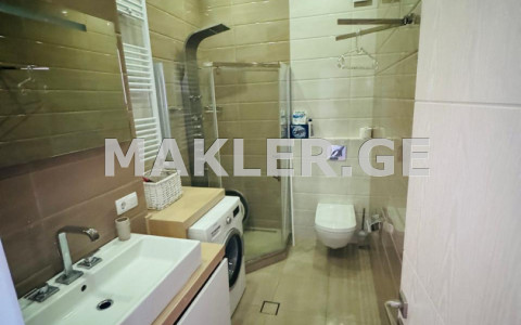  იყიდება 4 ოთახიანი  ბინა ვაკეში