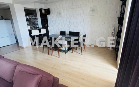  იყიდება 4 ოთახიანი  ბინა ვაკეში