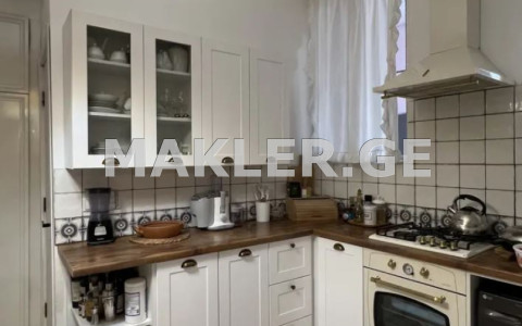  იყიდება 3 ოთახიანი  ბინა მთაწმინდაზე (ძველ თბილისში)  ათონელის ქუჩაზე 