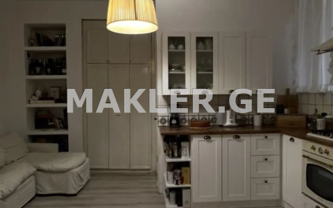  იყიდება 3 ოთახიანი  ბინა მთაწმინდაზე (ძველ თბილისში)  ათონელის ქუჩაზე 