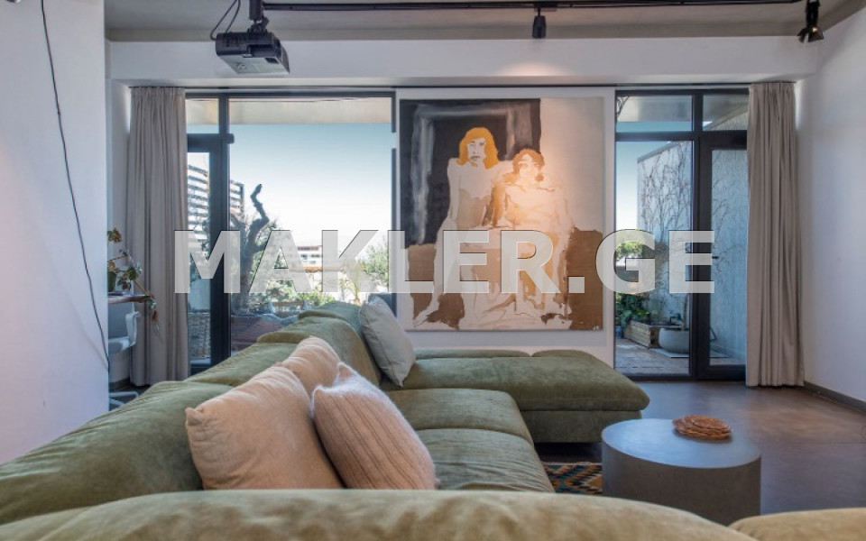  Продается 5 комнатная  Квартира в Ваке  на ул. Мцкета 