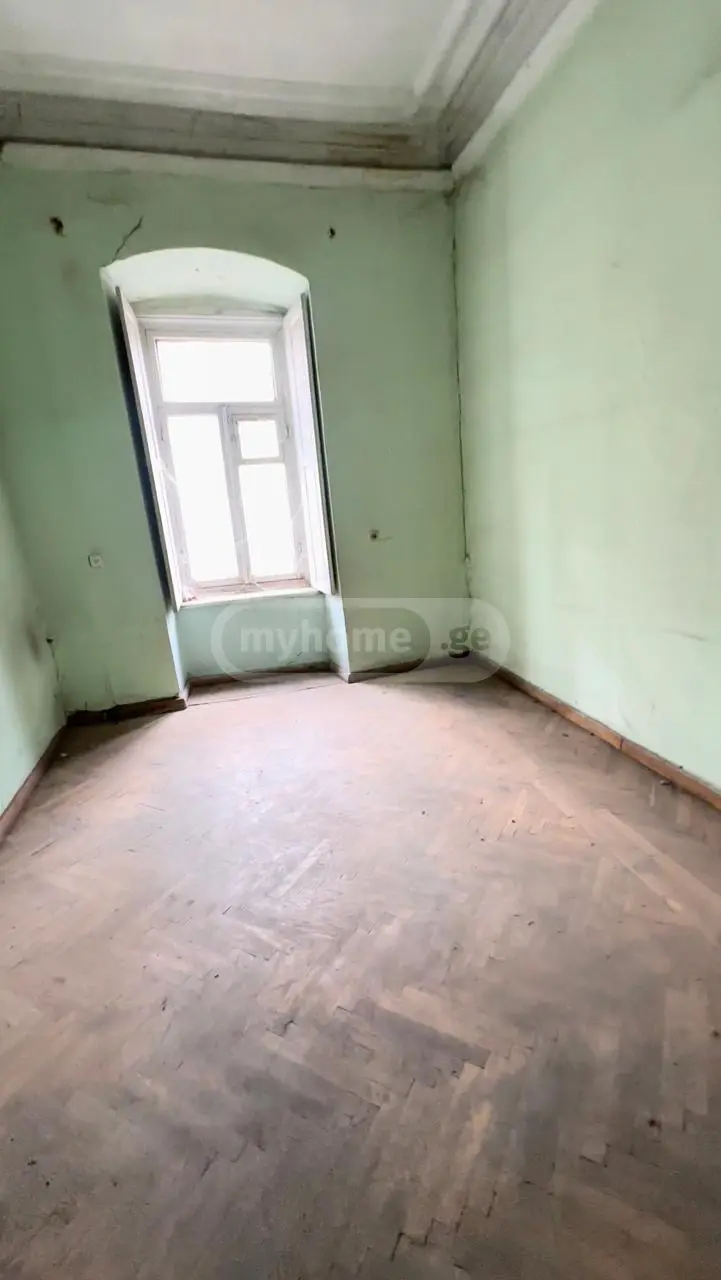  For Sale 5 room  Apartment in Sololaki dist. (Old Tbilisi)  in Sh.Dadiani st. 