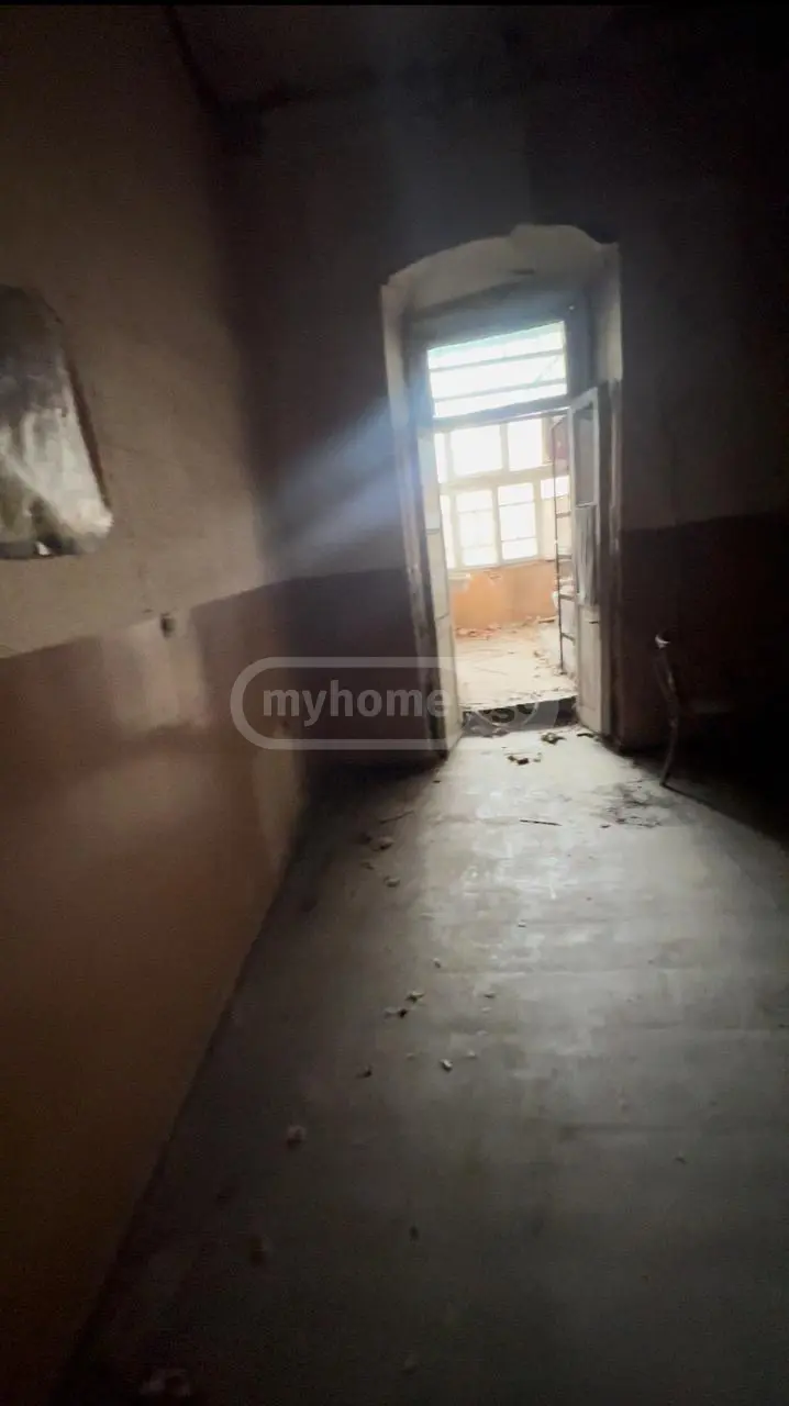  For Sale 5 room  Apartment in Sololaki dist. (Old Tbilisi)  in Sh.Dadiani st. 