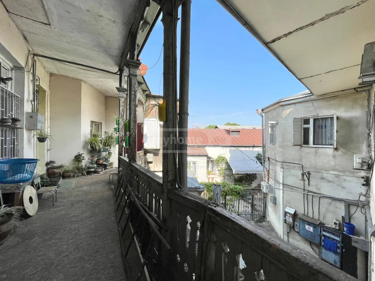  იყიდება 2 ოთახიანი  ბინა სოლოლაკში (ძველ თბილისში)  კ. აფხაზის ქუჩაზე 