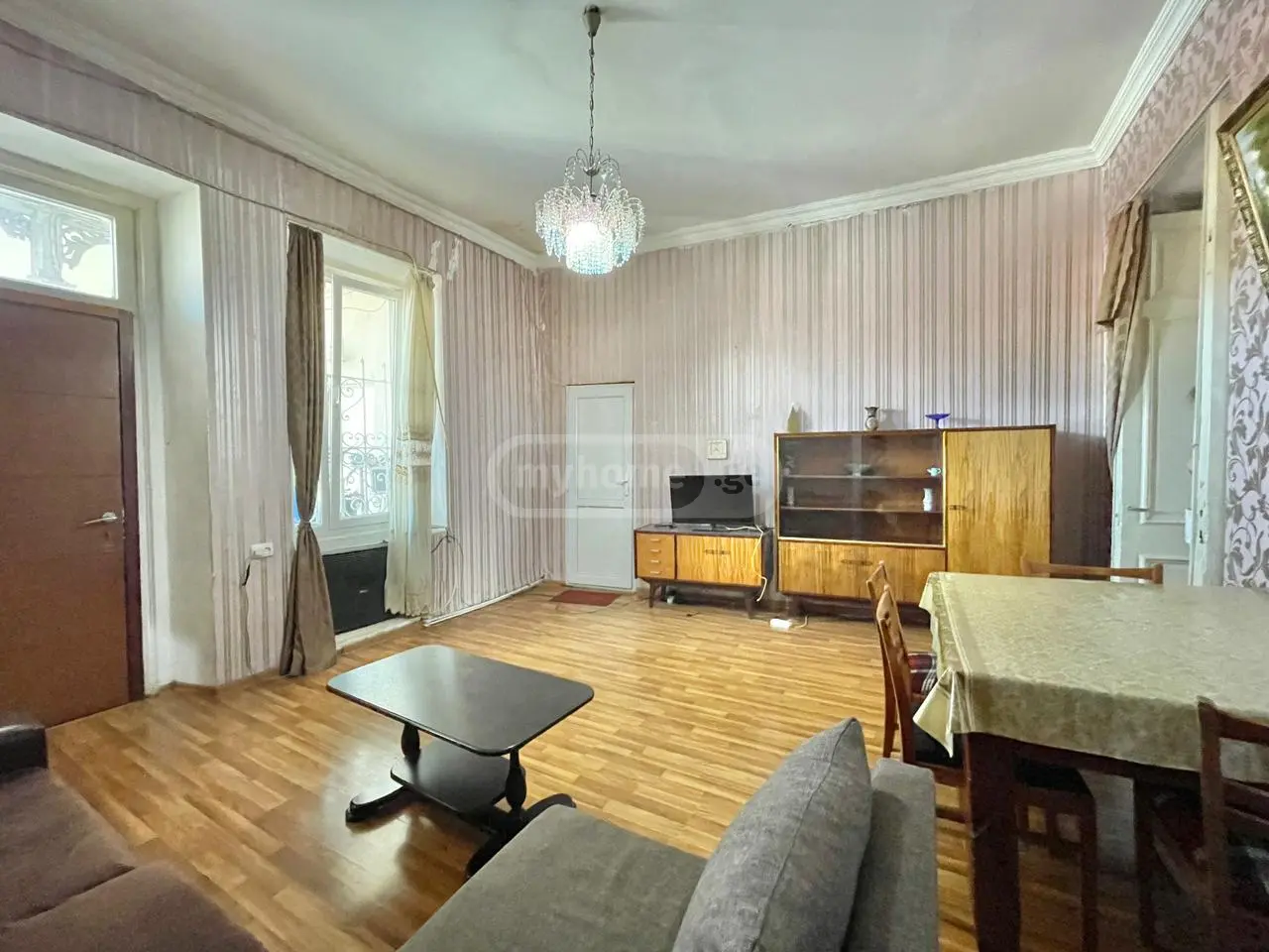  იყიდება 2 ოთახიანი  ბინა სოლოლაკში (ძველ თბილისში)  კ. აფხაზის ქუჩაზე 