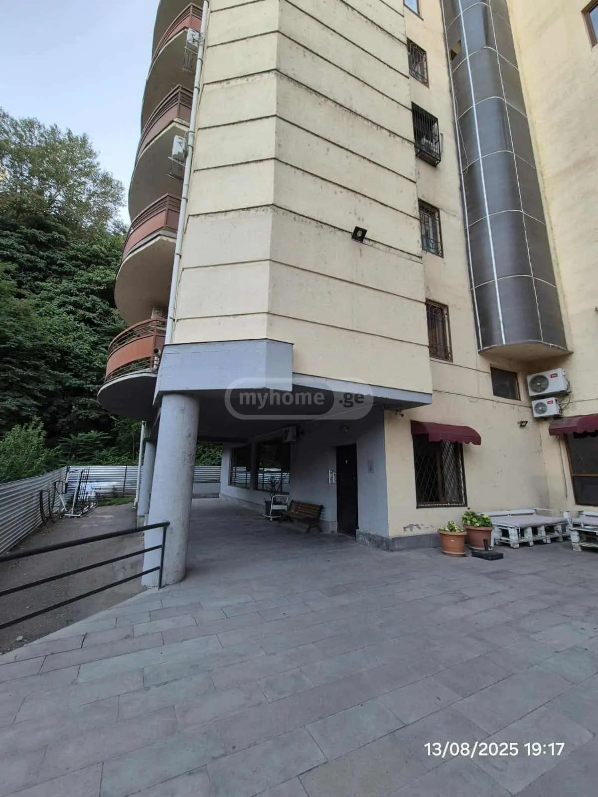  ქირავდება 4 ოთახიანი  ბინა მთაწმინდაზე (ძველ თბილისში)  სანაპიროს ქუჩაზე 