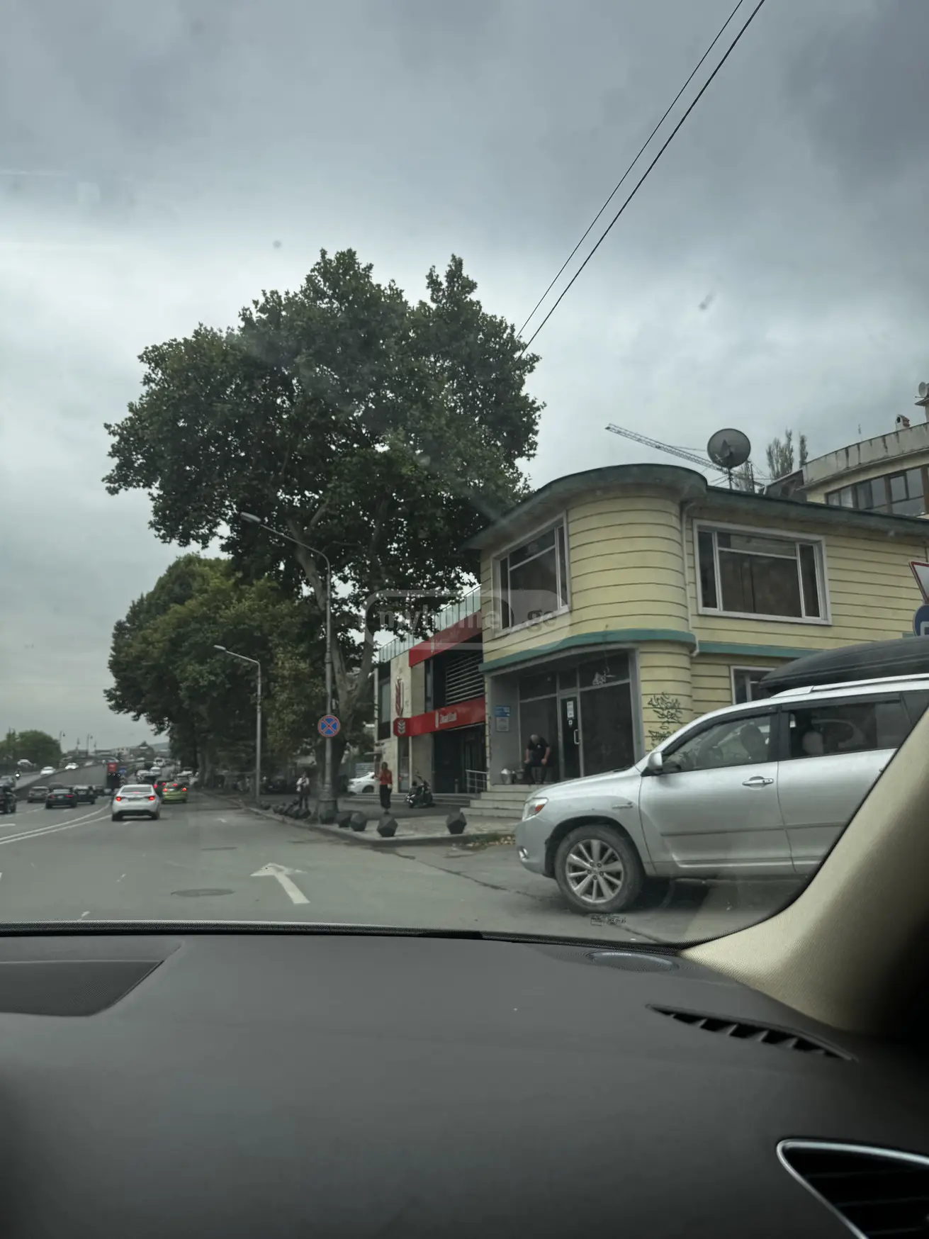  ქირავდება 4 ოთახიანი  ბინა მთაწმინდაზე (ძველ თბილისში)  სანაპიროს ქუჩაზე 