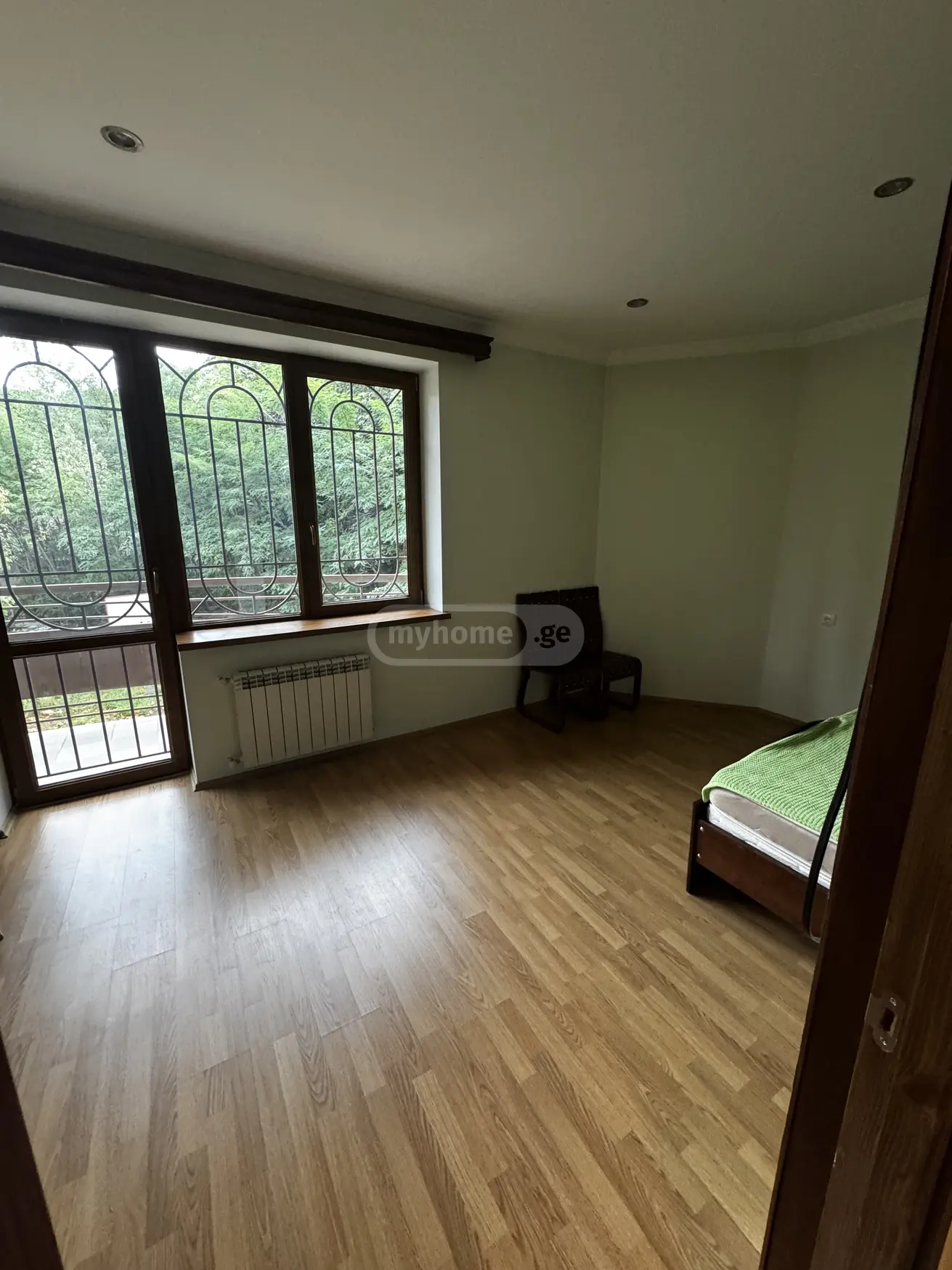  ქირავდება 4 ოთახიანი  ბინა მთაწმინდაზე (ძველ თბილისში)  სანაპიროს ქუჩაზე 