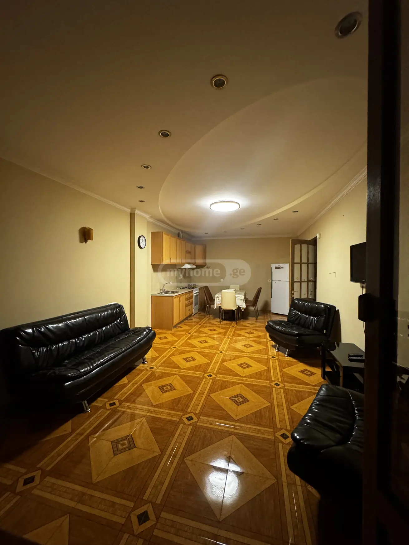  ქირავდება 4 ოთახიანი  ბინა მთაწმინდაზე (ძველ თბილისში)  სანაპიროს ქუჩაზე 