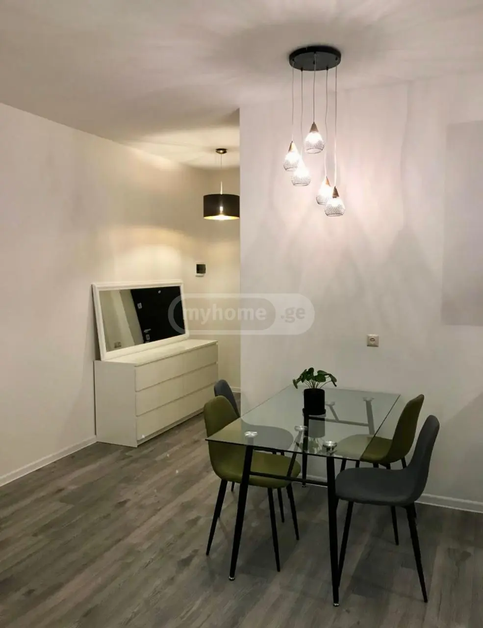  ქირავდება 2 ოთახიანი  ბინა ვაკეში  ირ. აბაშიძის ქუჩაზე 